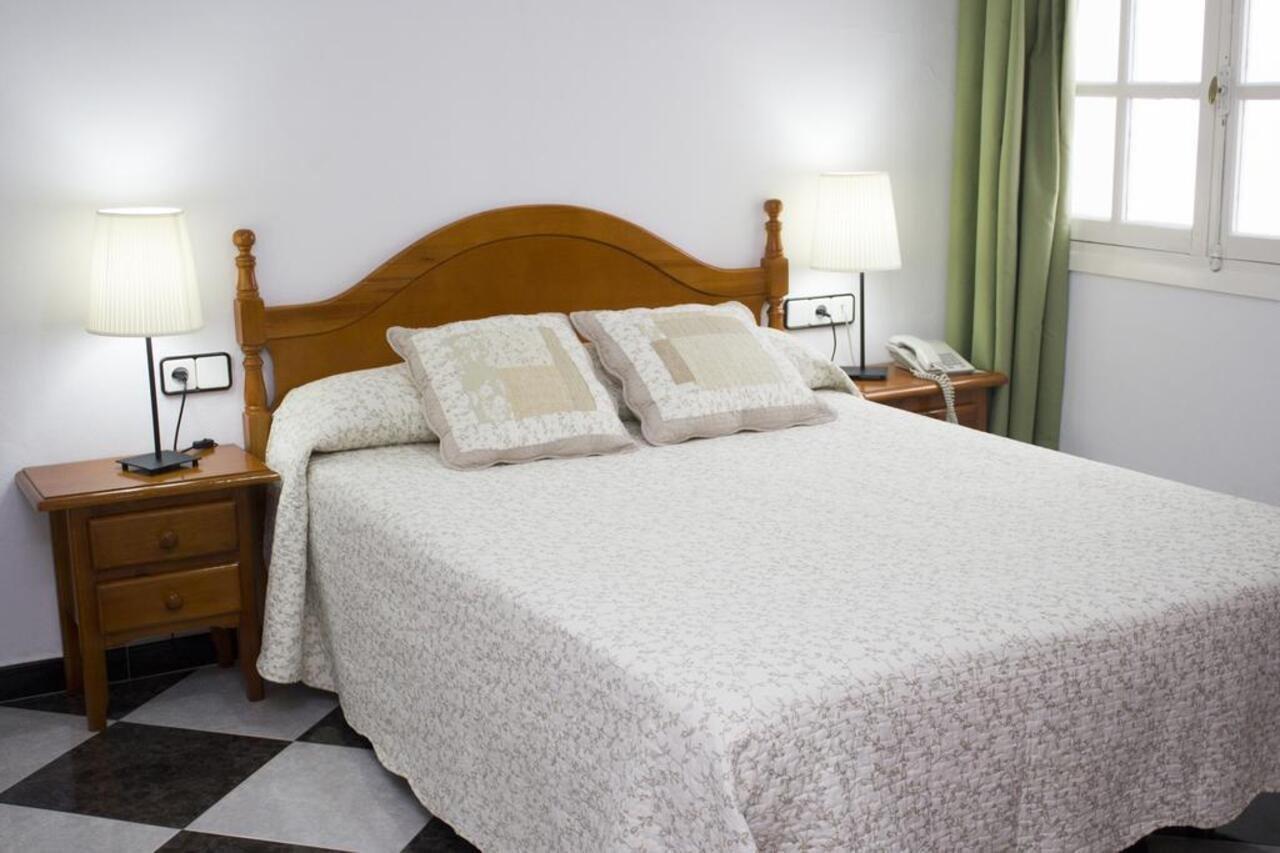 Hotel Oasis Конил-де-ла-Фронтера Екстериор снимка