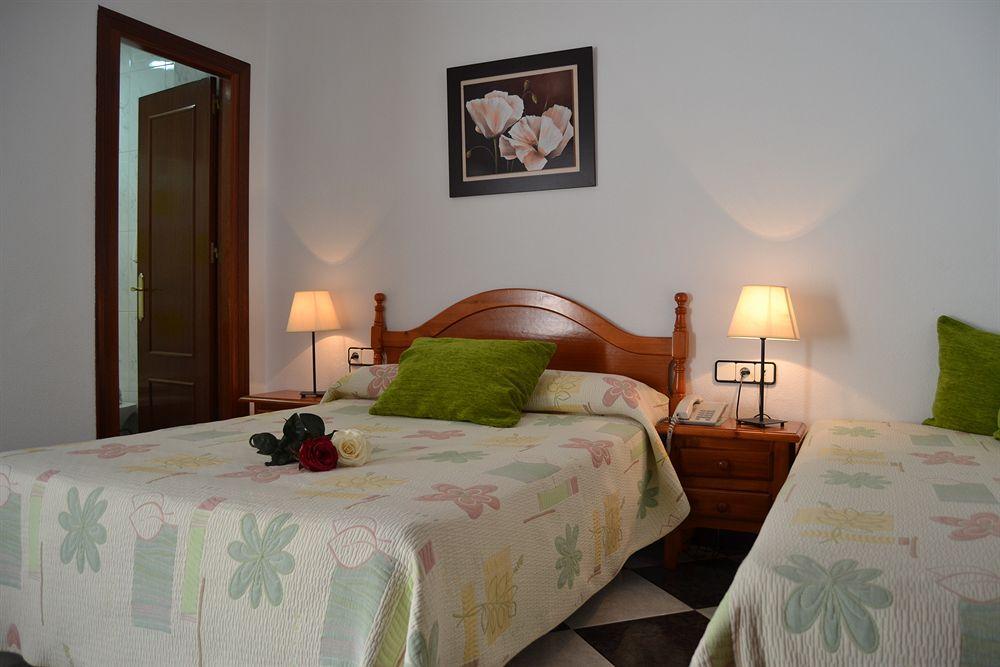 Hotel Oasis Конил-де-ла-Фронтера Екстериор снимка